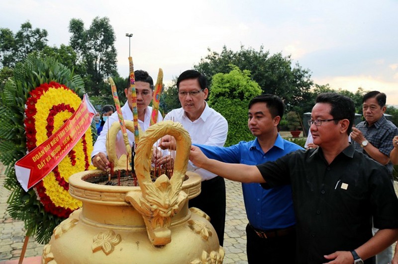 Thắp nhang tại Đền thờ Vua Hùng- Huyễn Phú Riềng Thắp nhang tại Đền thờ Vua Hùng- Huyễn Phú Riềng