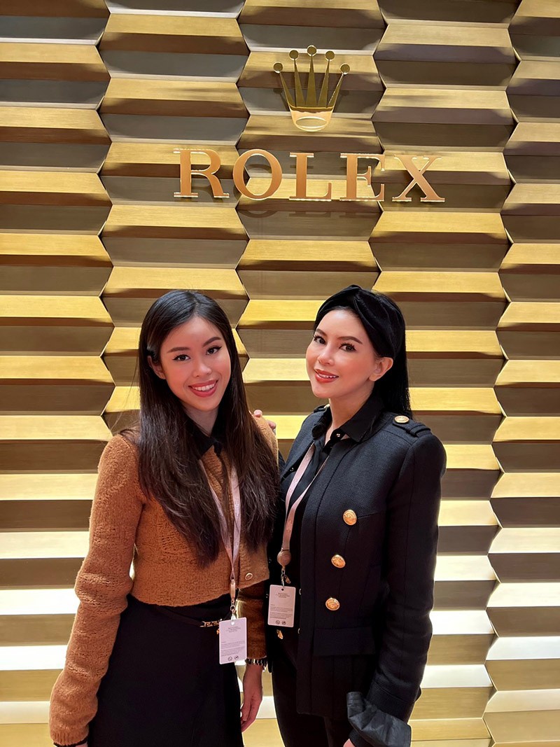 Tiên Nguyễn cùng mẹ dự show đồng hồ lớn nhất thế giới tại Thụy Sĩ Tiên Nguyễn cùng mẹ dự show đồng hồ lớn nhất thế giới tại Thụy Sĩ