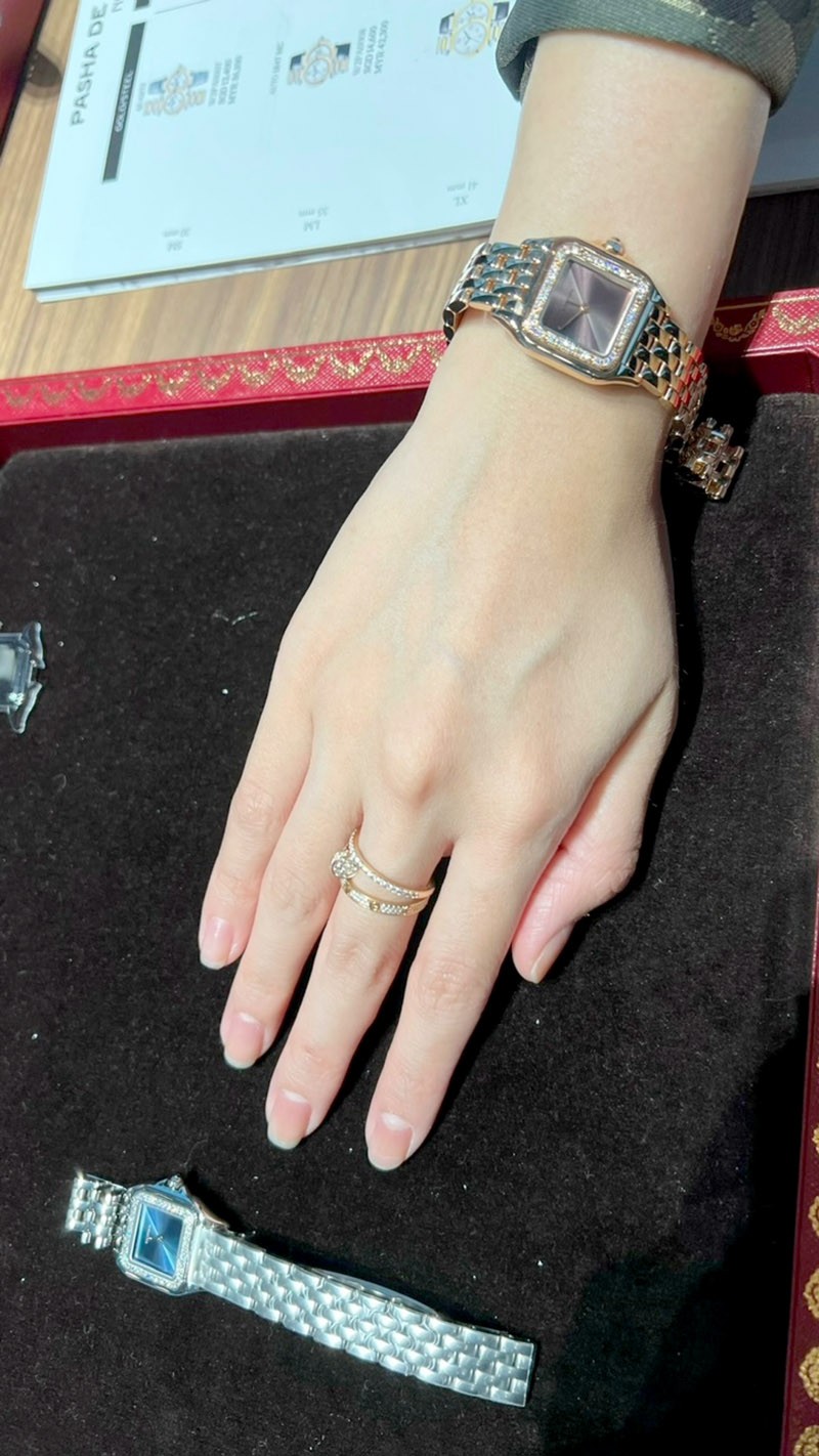 Tiên Nguyễn cùng mẹ dự show đồng hồ lớn nhất thế giới tại Thụy Sĩ Tiên Nguyễn cùng mẹ dự show đồng hồ lớn nhất thế giới tại Thụy Sĩ