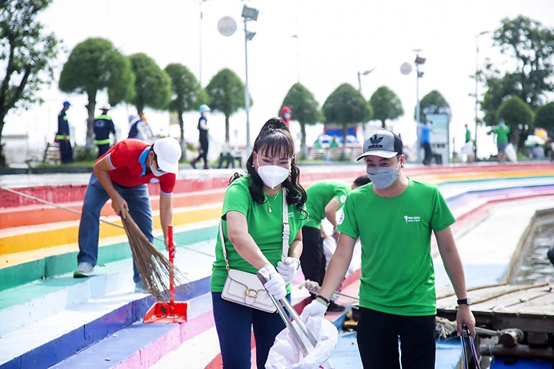 Nghệ nhân Bùi Quyết Tiến với mong muốn góp phần xây dựng Cộng đồng Lan Việt vững mạnh Nghệ nhân Bùi Quyết Tiến với mong muốn góp phần xây dựng Cộng đồng Lan Việt vững mạnh