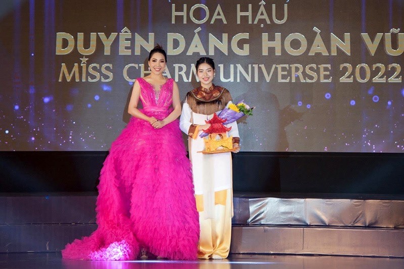 Trao hoa chúc mừng cho Miss Teen Nguyễn Ngọc Gia Hân. Trao hoa chúc mừng cho Miss Teen Nguyễn Ngọc Gia Hân.