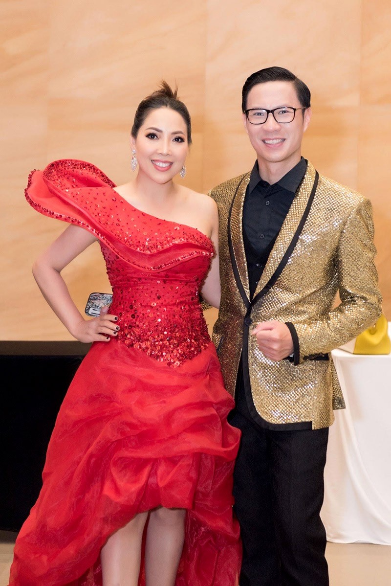 Trong một bộ cánh khác vô cùng đẹp mắt bên MC Anh Quân. Trong một bộ cánh khác vô cùng đẹp mắt bên MC Anh Quân.