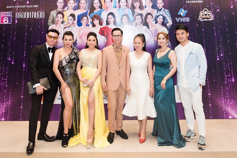 Sánh bước cùng Nam vương Bảo Toàn, Hoa hậu Doanh nhân Hoàn cầu 2019 Phạm Huệ Đan, MC Anh Quân, Nhà báo Nguyễn Thị Minh Thúy – Trưởng BTC Hoa hậu Duyên dáng Hoàn vũ, Hoa hậu Thân thiện Trần Mỹ Kiều, Quý ông Hoàn hảo Thái Hoàng (từ trái qua) Sánh bước cùng Nam vương Bảo Toàn, Hoa hậu Doanh nhân Hoàn cầu 2019 Phạm Huệ Đan, MC Anh Quân, Nhà báo Nguyễn Thị Minh Thúy – Trưởng BTC Hoa hậu Duyên dáng Hoàn vũ, Hoa hậu Thân thiện Trần Mỹ Kiều, Quý ông Hoàn hảo Thái Hoàng (từ trái qua)