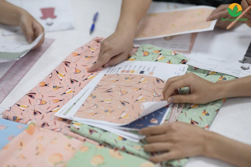 Ảnh 3: Chị Thủy cùng đội ngũ nhân viên VT đã bỏ không ít công sức và tâm huyết vào từng sản phẩm.