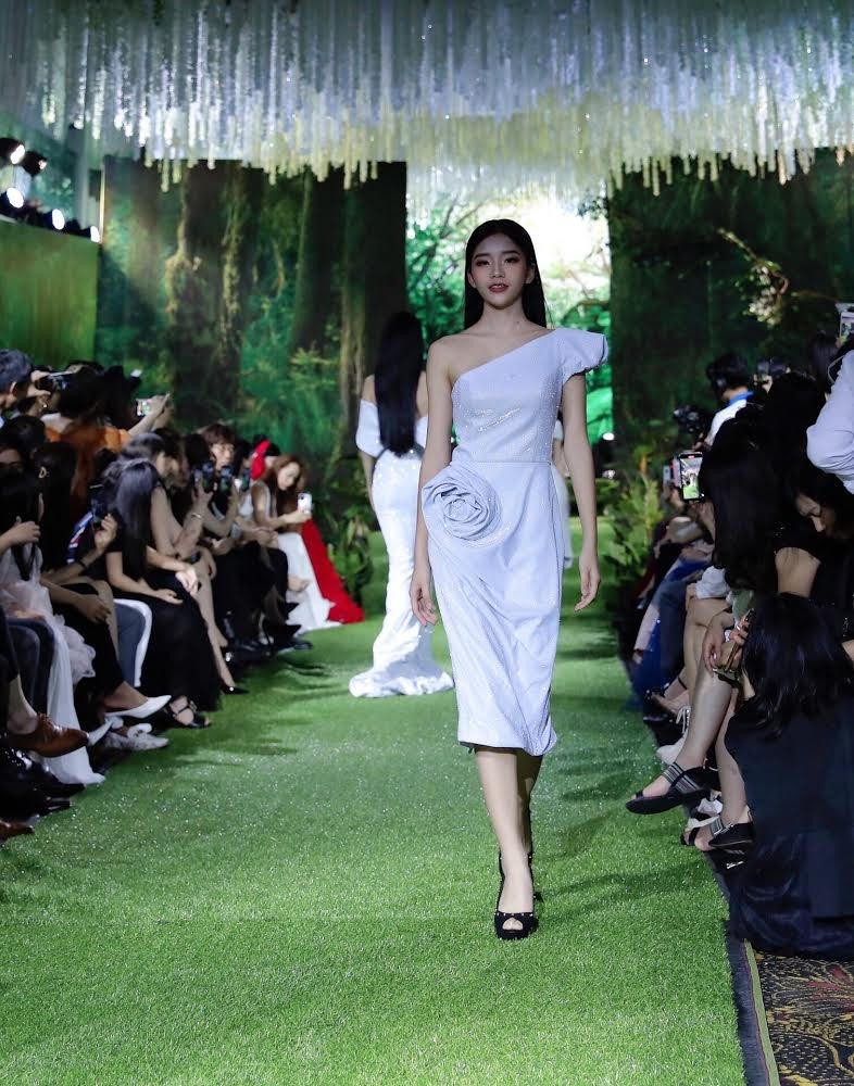 Phần trình diễn BST Dame’ Elegante Phần trình diễn BST Dame’ Elegante