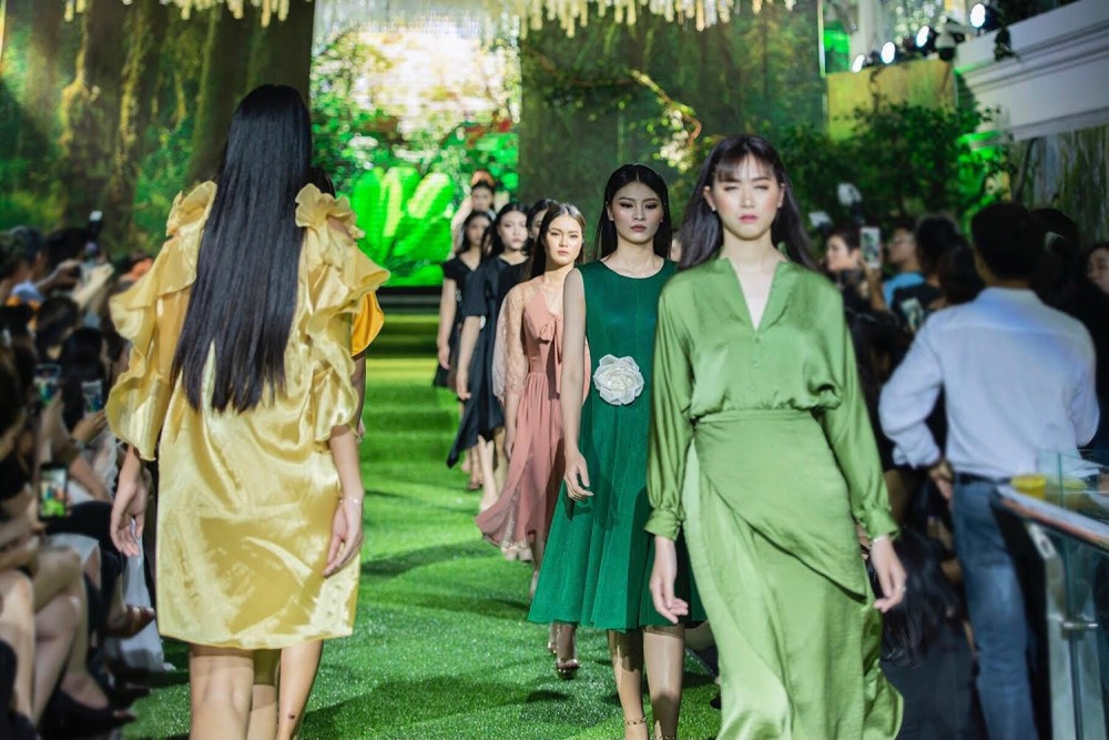 Phần trình diễn BST Dame’ Elegante Phần trình diễn BST Dame’ Elegante