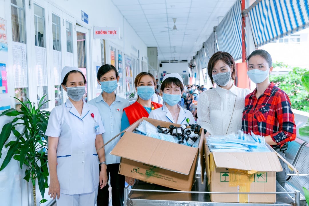 Với phương châm “ai có gì ủng hộ nấy, tấm lòng nhỏ ý nghĩa lớn”, CEO Lê Thu Hằng và doanh nghiệp của mình luôn tích cực ủng, đóng góp cho công tác phòng chống dịch, cùng chung tay đẩy lùi đại dịch Covid-19.