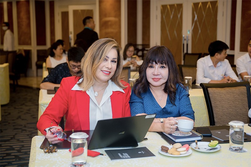 Bà Wilka Toppings (áo đỏ) và bà Cathy Nguyễn.