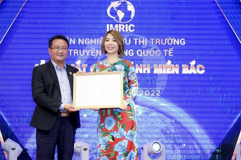 Ông Hồ Minh Sơn trao quyết định bổ nhiệm Trưởng chi nhánh miền Bắc cho bà Nguyễn Thị Huyền (Ảnh: Hải Uyên).