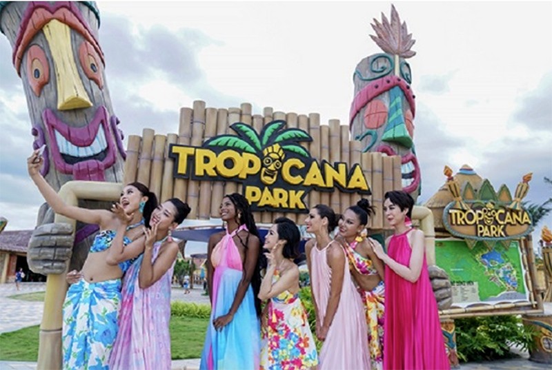 Dàn hoa hậu rất hào hứng và phấn khích trước không gian rộng lớn của Novaworld Ho Tram (Ảnh: NVL))