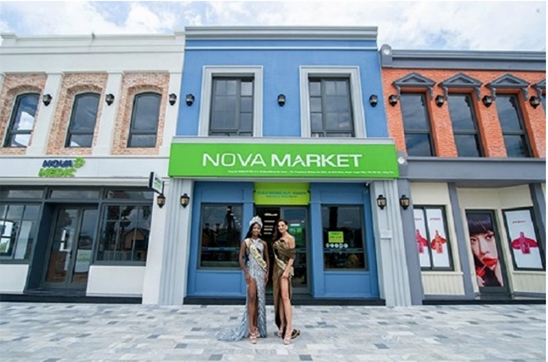 Hoa hậu Lindsey Coffey và Destiny Evelyn Wagner cùng nhau “đọ” dáng trước sự sang trọng mang phong cách Châu Âu của Novaworld Ho Tram (Ảnh: NVL).