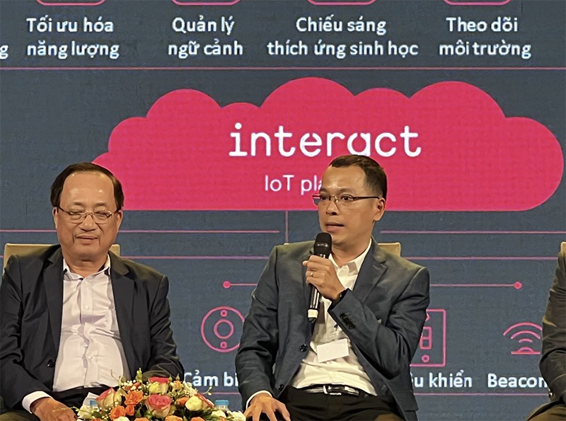 Ông Lê Quốc Thuận, Giám đốc công nghệ Signify Việt Nam trình bài giải pháp chiếu sáng thông minh tại buổi Hội thảo khoa học chuyển đổi số “Top Doanh nghiệp công nghiệp 4.0 Việt Nam”