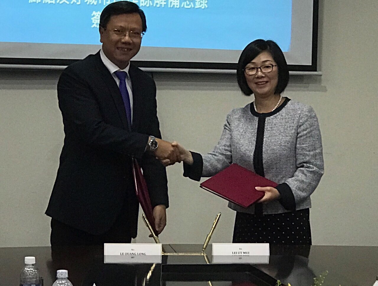 Ký Bản ghi nhớ thiết lập Quan hệ Hữu nghị và Hợp tác