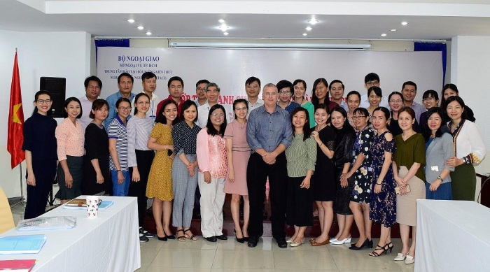 khai giang lop tieng anh chuyen nganh cho can bo ngoai vu khu vuc phia nam