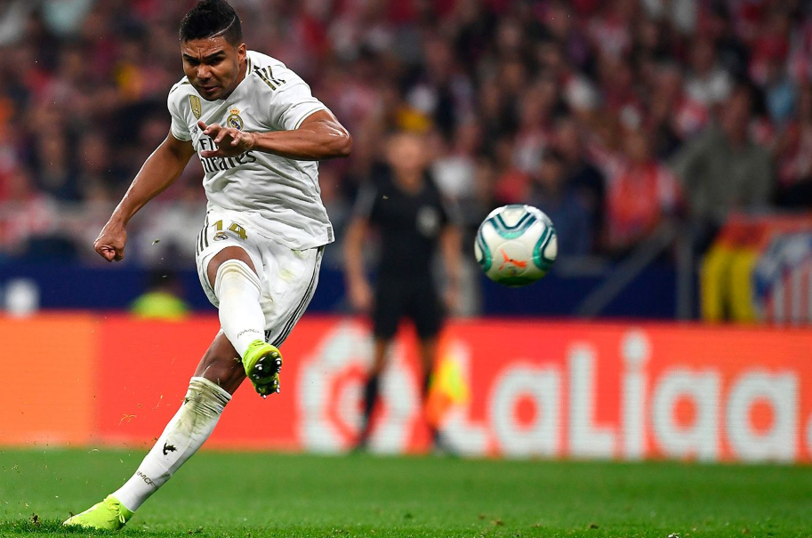 0632 casemiro shooting the ball
