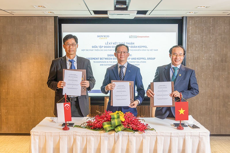 Mr Joseph Low (centre), President (Vietnam) of Keppel Land, together with Mr Tay Lim Heng, Managing Director of Keppel Urban Solutions, and Mr Phung Chu Cuong, General Director of Phu Long Real Estates Corporation, a member of Sovico Group, signed an MOU to cooperate on urbanisation solutions in Vietnam. Mr Joseph Low (centre), President (Vietnam) of Keppel Land, together with Mr Tay Lim Heng, Managing Director of Keppel Urban Solutions, and Mr Phung Chu Cuong, General Director of Phu Long Real Estates Corporation, a member of Sovico Group, signed an MOU to cooperate on urbanisation solutions in Vietnam.