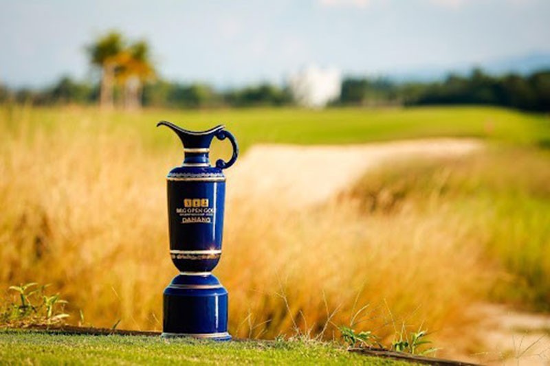 Chiếc cúp vô địch của BRG Open Golf Championship Đà Nẵng 2022 là sự kết hợp hoàn hảo từ ý tưởng mẫu cúp Claret Jug của giải The Open Championship có lịch sử 162 năm với bàn tay tinh hoa của các nghệ nhân gốm Chu Đậu với gần 600 năm lịch sử.