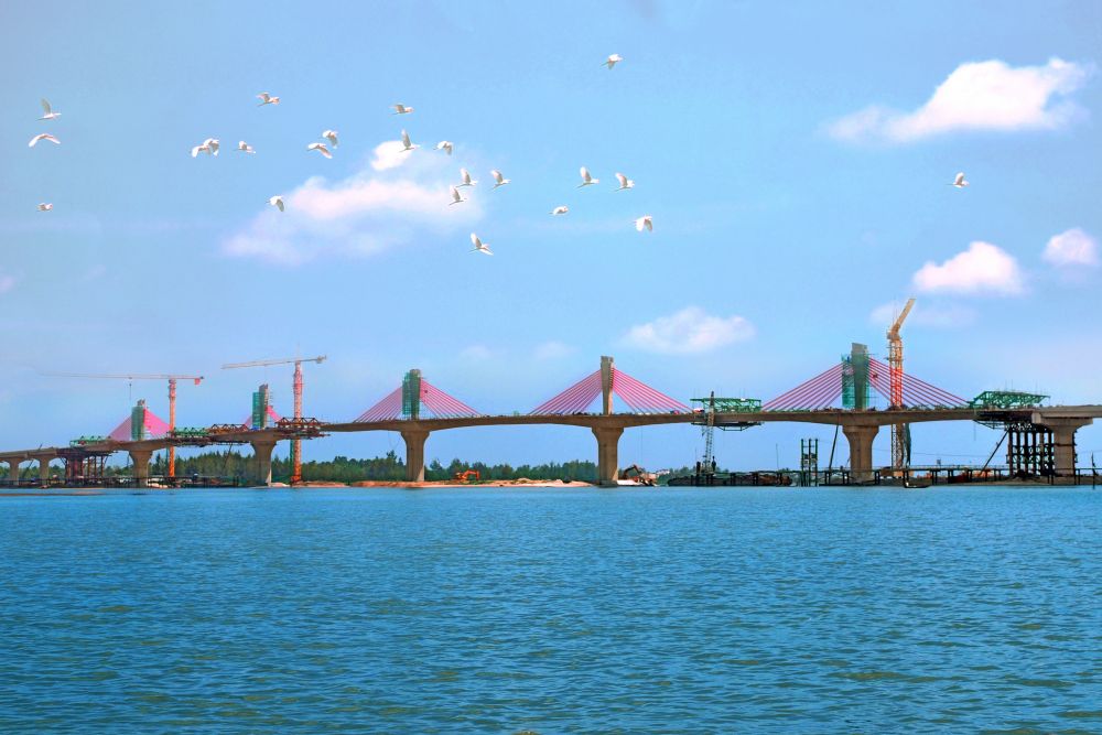 Năm cánh buồm hồng của công trình cầu Cửa Đại một trong những tác phẩm ảnh mới nhất của nghệ sĩ nhiếp ảnh Nguyễn Hy. Quảng Ngãi: Quyết tâm nâng tầm vóc mới