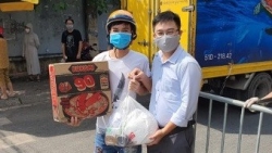 Khoa Ngôn ngữ và Văn hoá Nhật Bản trao quà cho sinh viên bị ảnh hưởng bởi dịch Covid-19