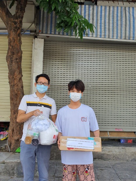 Khoa Ngôn ngữ và Văn hoá Nhật Bản trao quà cho sinh viên bị ảnh hưởng bởi dịch Covid-19