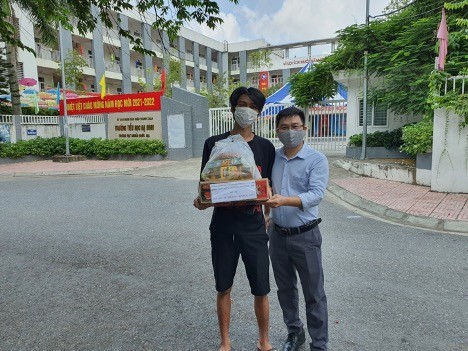 Khoa Ngôn ngữ và Văn hoá Nhật Bản trao quà cho sinh viên bị ảnh hưởng bởi dịch Covid-19