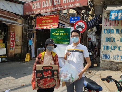 Khoa Ngôn ngữ và Văn hoá Nhật Bản trao quà cho sinh viên bị ảnh hưởng bởi dịch Covid-19