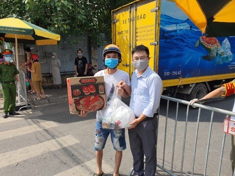 Thầy Hứa Ngọc Tân – Phó Trưởng Khoa Ngôn ngữ & Văn hóa Nhật Bản trực tiếp trao quà hỗ trợ cho sinh viên mùa dịch.