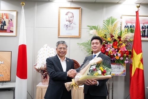 Tổng Lãnh sự Vũ Bình tặng hoa chúc mừng tân Chủ tịch Hội Nguyễn Duy Anh. Tổng Lãnh sự Vũ Bình tặng hoa chúc mừng tân Chủ tịch Hội Nguyễn Duy Anh.