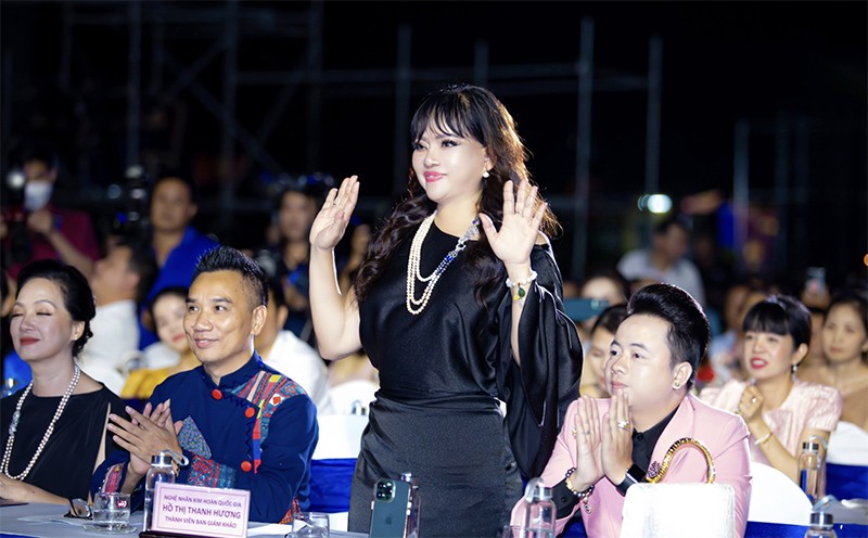 Nghệ nhân kim hoàn quốc gia Hồ Thanh Hương rạng ngời trong đêm chung kết. Nghệ nhân kim hoàn quốc gia Hồ Thanh Hương rạng ngời trong đêm chung kết.