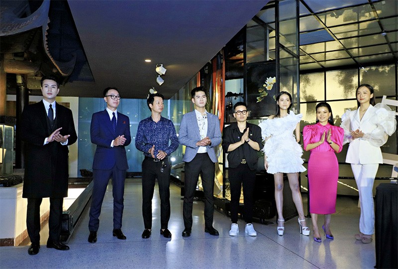 Đại diện thương hiệu và NTK tham dự VC Fashion show.