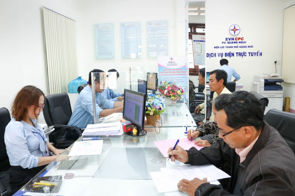 CNV Phòng giao dịch ĐLTPĐLTP tiếp nhận yêu cầu dùng điện của khách hàng. PC Quảng Ngãi: Đảm bảo nguồn điện cho phát triển kinh tế - xã hội