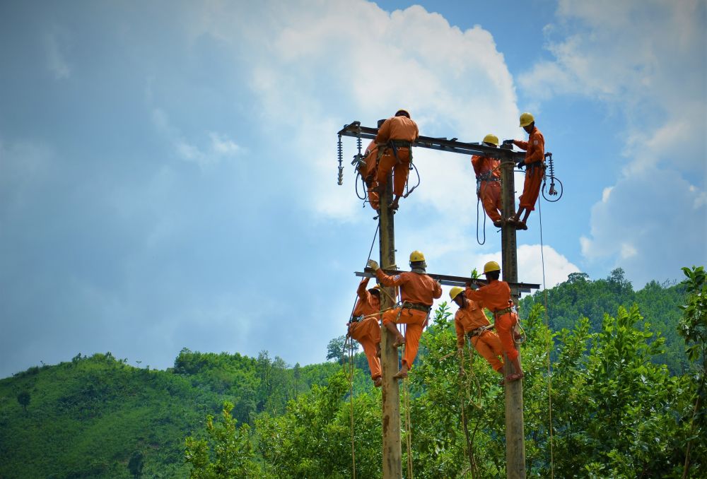 Sửa chữa đường điện. PC Quảng Ngãi: Đảm bảo nguồn điện cho phát triển kinh tế - xã hội