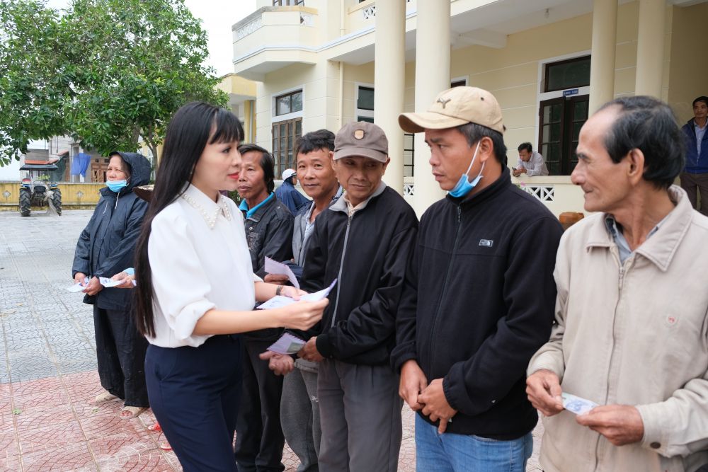 Mang yêu thương đến với bà con vùng lũ Mang yêu thương đến với bà con vùng mưa lũ miền Trung