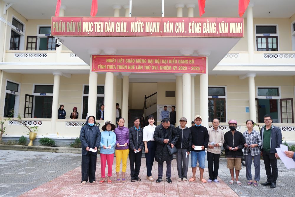 Mang yêu thương đến với bà con vùng lũ mang yeu thuong den voi ba con vung lu