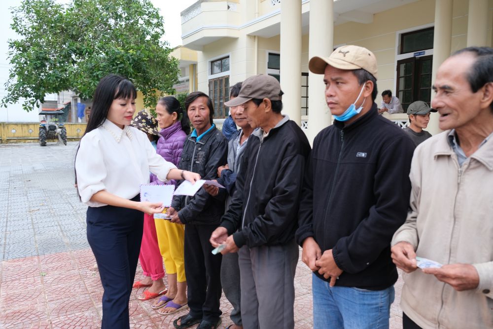 Mang yêu thương đến với bà con vùng lũ Mang yêu thương đến với bà con vùng mưa lũ miền Trung