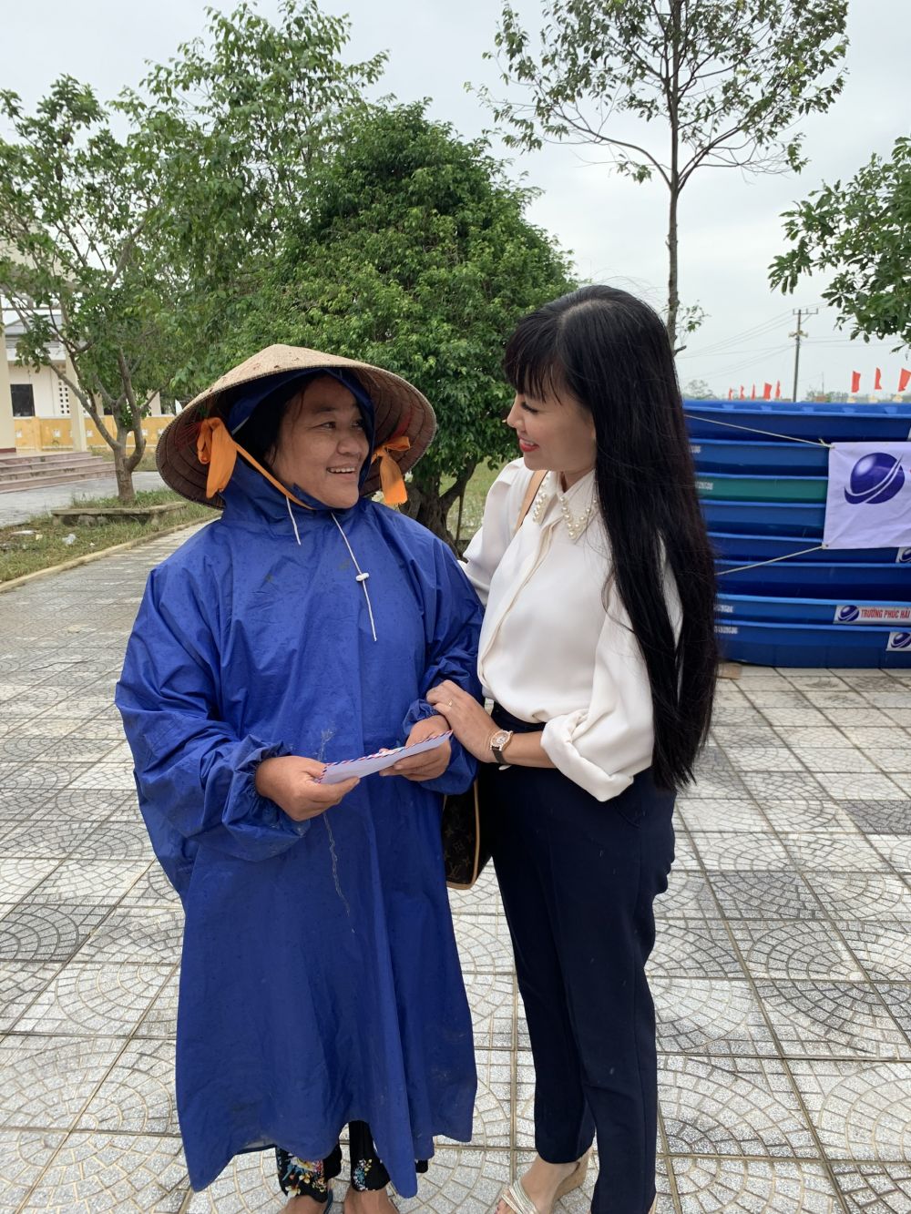 Mang yêu thương đến với bà con vùng lũ mang yeu thuong den voi ba con vung lu