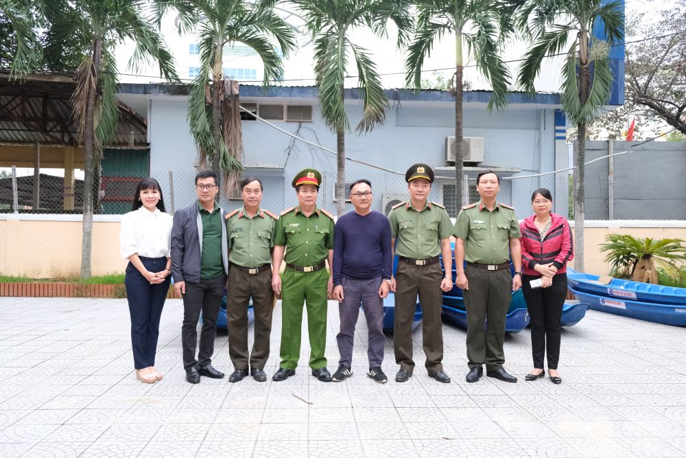 Mang yêu thương đến với bà con vùng lũ Mang yêu thương đến với bà con vùng mưa lũ miền Trung