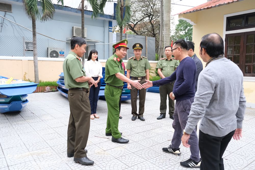 Mang yêu thương đến với bà con vùng lũ Mang yêu thương đến với bà con vùng mưa lũ miền Trung
