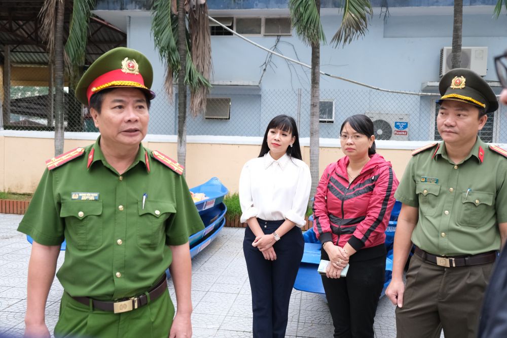 Mang yêu thương đến với bà con vùng lũ Mang yêu thương đến với bà con vùng mưa lũ miền Trung