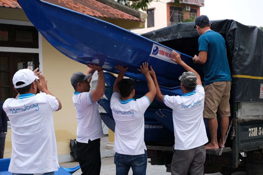 Mang yêu thương đến với bà con vùng lũ Mang yêu thương đến với bà con vùng mưa lũ miền Trung