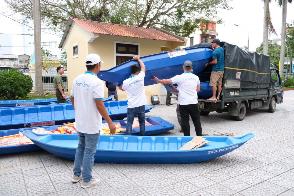 Mang yêu thương đến với bà con vùng lũ Mang yêu thương đến với bà con vùng mưa lũ miền Trung