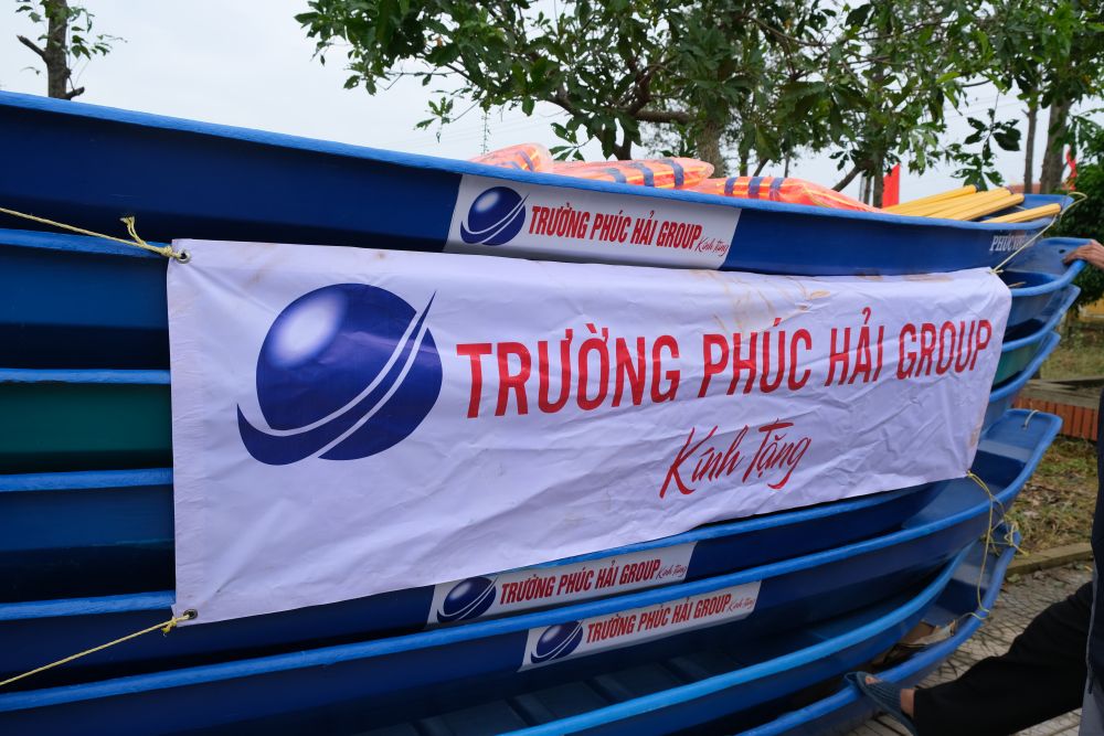 Mang yêu thương đến với bà con vùng lũ Mang yêu thương đến với bà con vùng mưa lũ miền Trung