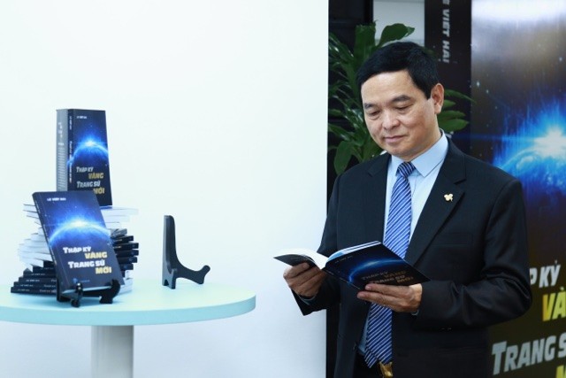 Chủ tịch Lê Viết Hải giới thiệu cuốn sách Doanh nhân Lê Viết Hải: Hòa Bình vững vàng vượt khó, nỗ lực đưa ngành xây dựng công nghiệp Việt Nam ra toàn cầu