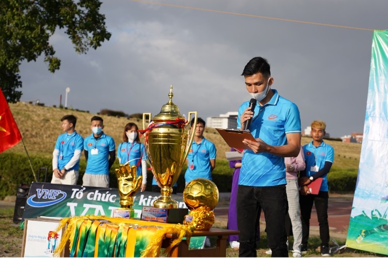 Ông Nguyễn Tiến Dũng – Trưởng Ban tổ chức “Giải bóng đá VNF Open Cup 2021” phát biểu đọc diễn văn Khai mạc Ông Nguyễn Tiến Dũng – Trưởng Ban tổ chức “Giải bóng đá VNF Open Cup 2021” phát biểu đọc diễn văn Khai mạc