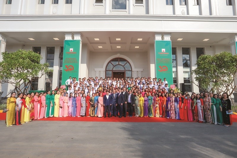 Tập thể Pymepharco và Lãnh đạo tập đoàn STADA (Đức) tại Lễ khánh thành Nhà máy STADA Việt Nam.