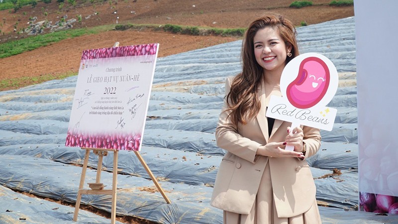 Nữ doanh nhân Nguyễn Ngọc Huyền trong lễ gieo hạt vụ Xuân – Hè 2022.