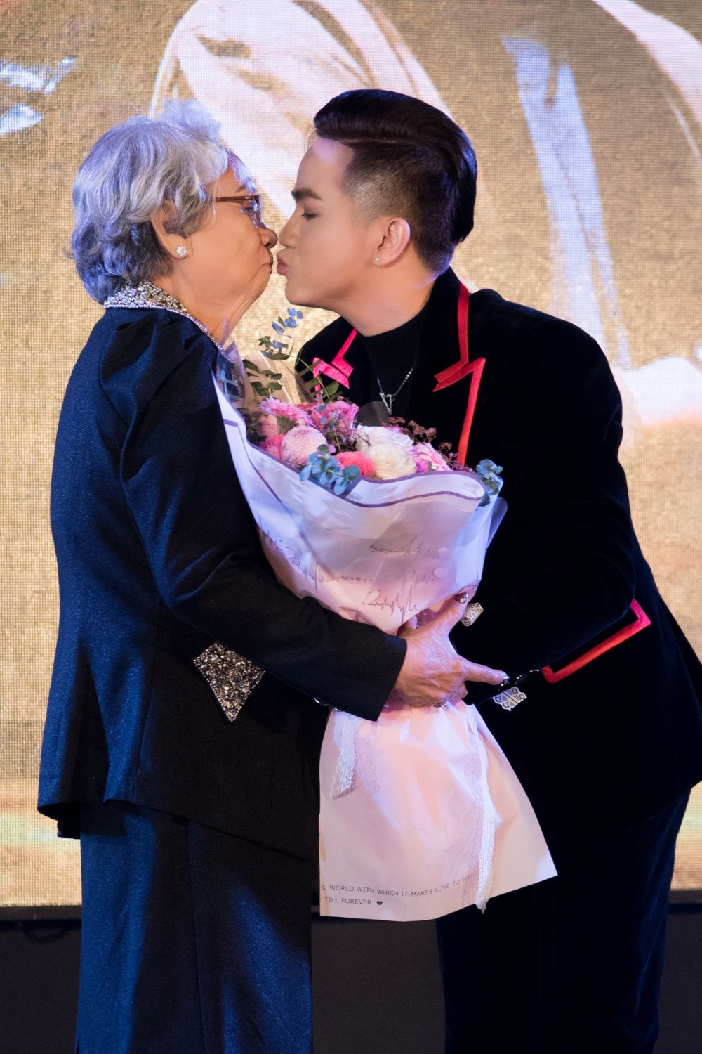 ca si khuu huy vu ra mat mv moi voi cu twist bat ngo