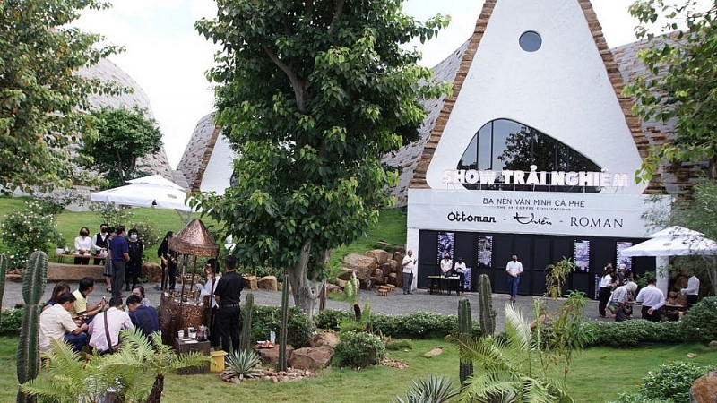 Show trải nghiệm ba văn minh cà phê tại Bảo tàng Thế giới Cà phê được cộng đồng du lịch đánh giá cao khi ra mắt. Show trải nghiệm ba văn minh cà phê tại Bảo tàng Thế giới Cà phê được cộng đồng du lịch đánh giá cao khi ra mắt.