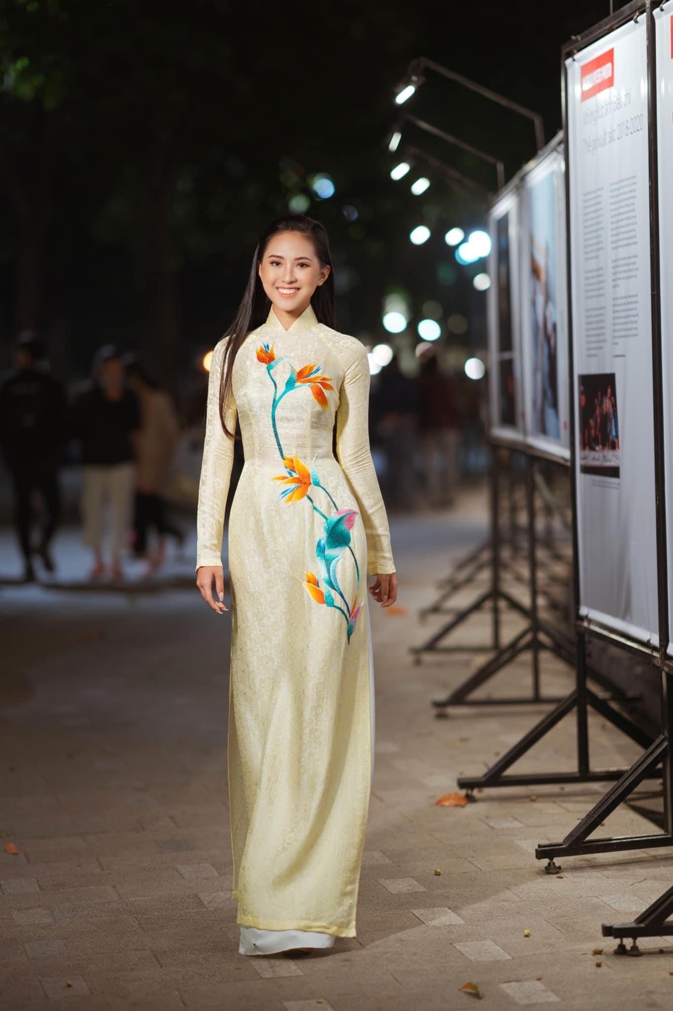 Hoa hậu Châu Ngọc Bích cùng con gái ‘duyên dáng’ trong tà áo dài Việt Nam tại Chương trình giao lưu văn hoá nghệ thuật ASEAN mở rộng