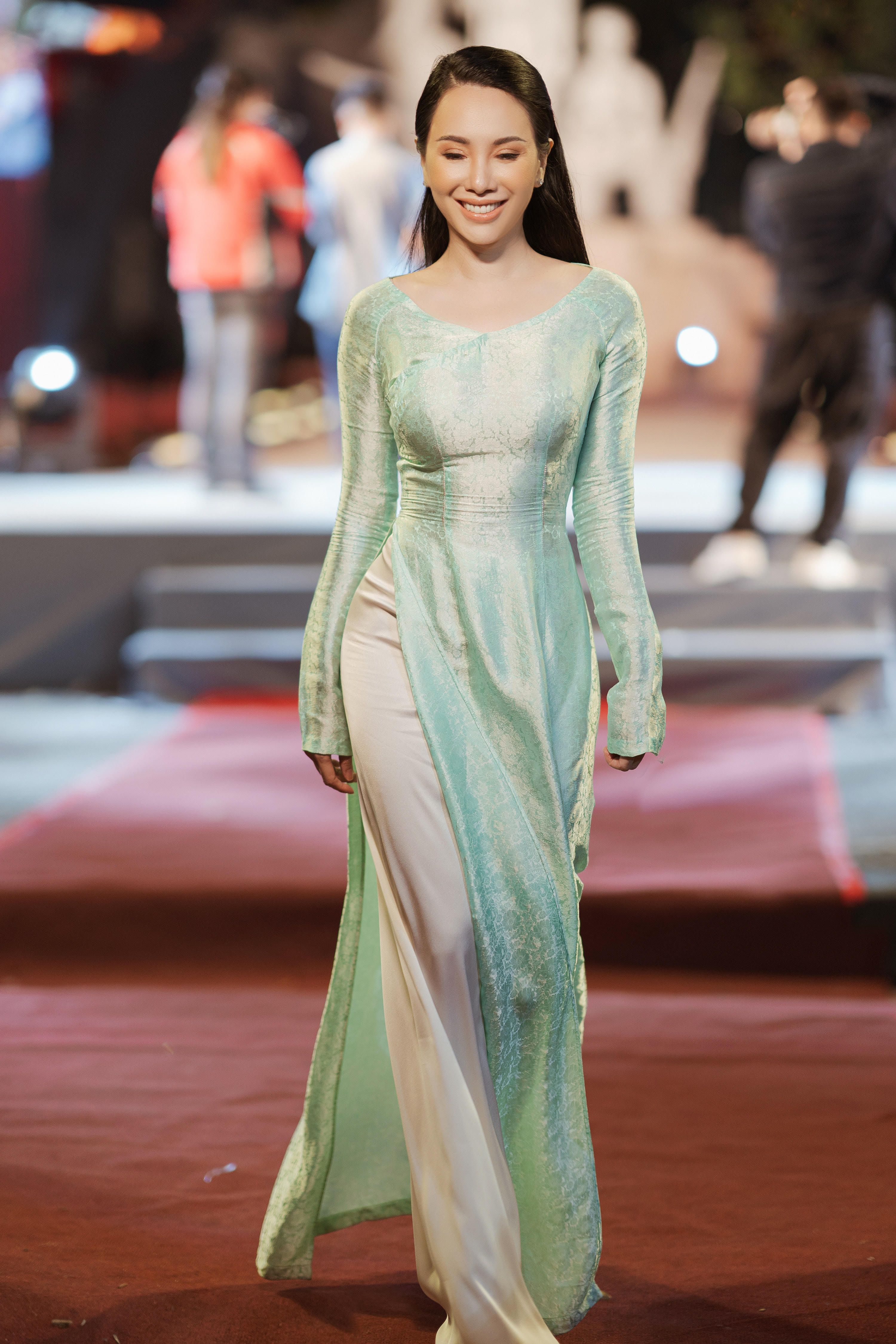 Hoa hậu Châu Ngọc Bích cùng con gái duyên dáng trong tà áo dài Việt Nam tại Chương trình giao lưu văn hoá nghệ thuật ASEAN mở rộng Hoa hậu Châu Ngọc Bích cùng con gái duyên dáng trong tà áo dài Việt Nam tại Chương trình giao lưu văn hoá nghệ thuật ASEAN mở rộng